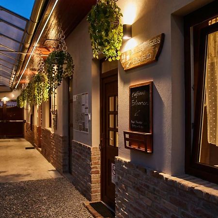 Abraham Vintage Szobak & Apartmanok Pécs Exteriör bild