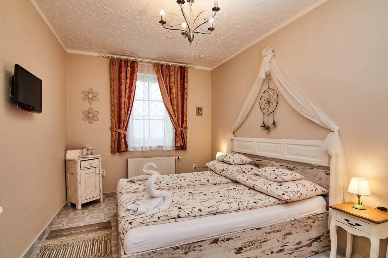 Abraham Vintage Szobak & Apartmanok Pécs Exteriör bild