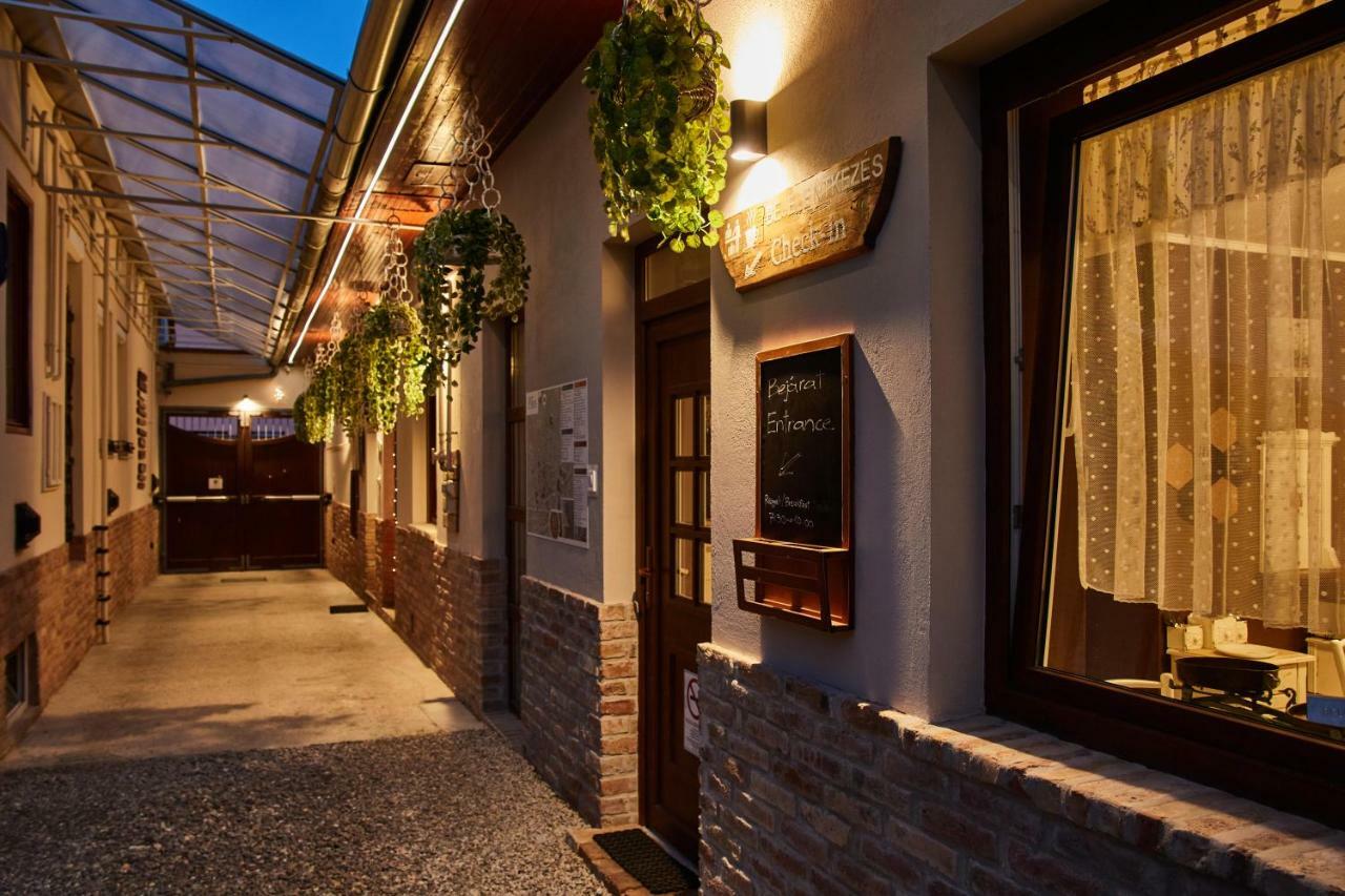Abraham Vintage Szobak & Apartmanok Pécs Exteriör bild